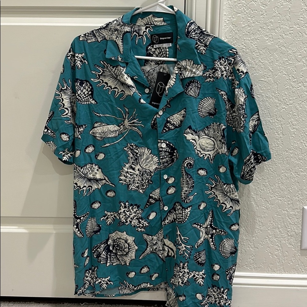 Original Use Button Up Vacation Shirt. NWT. Size L